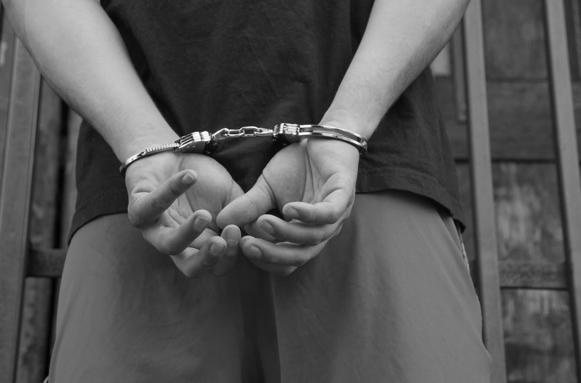 Persona esposada representando un procedimiento penal con asistencia de un abogado especializado en Pontevedra.